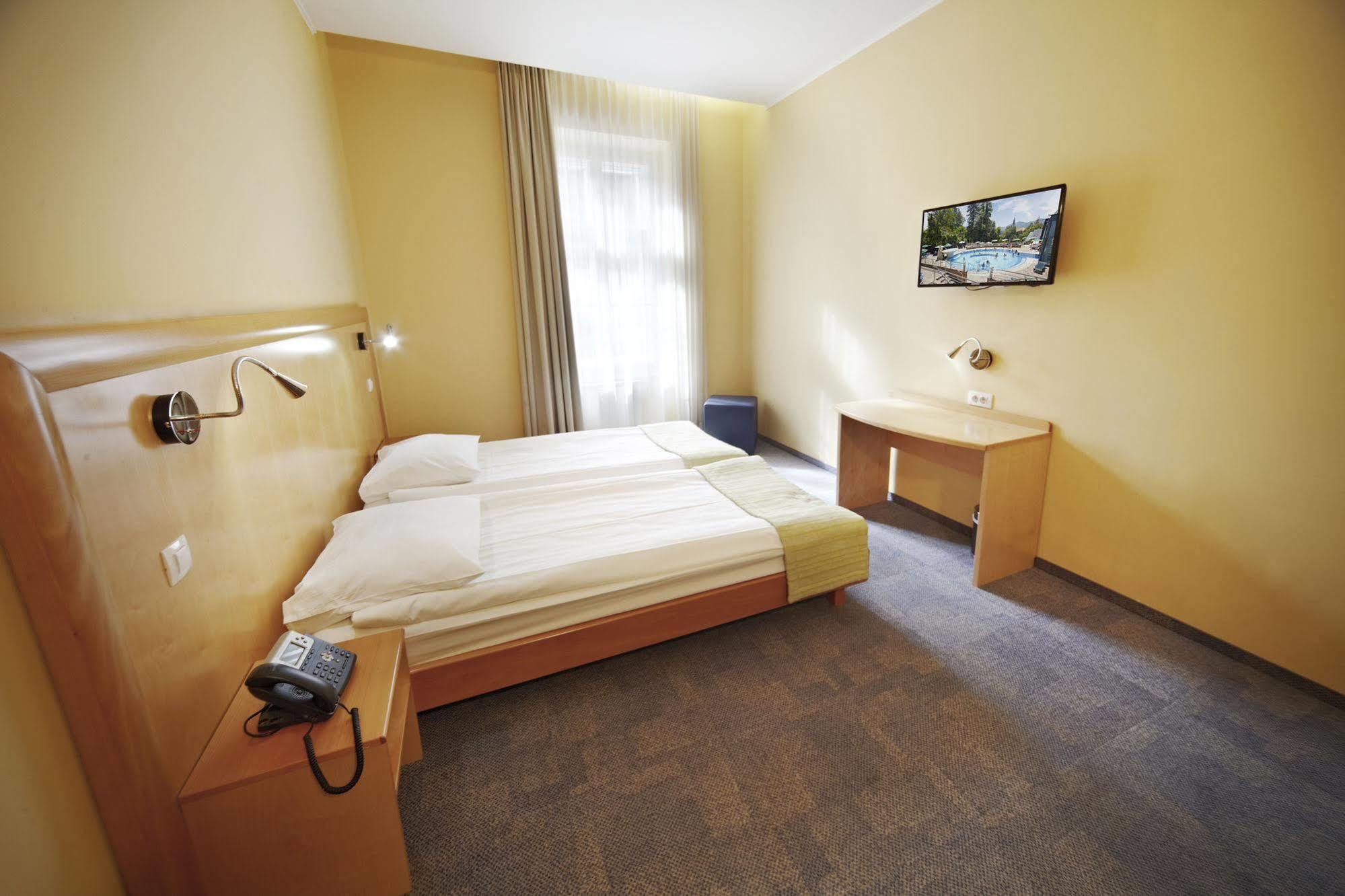Depadansa Hotel Park - Terme 多布尔纳 外观 照片