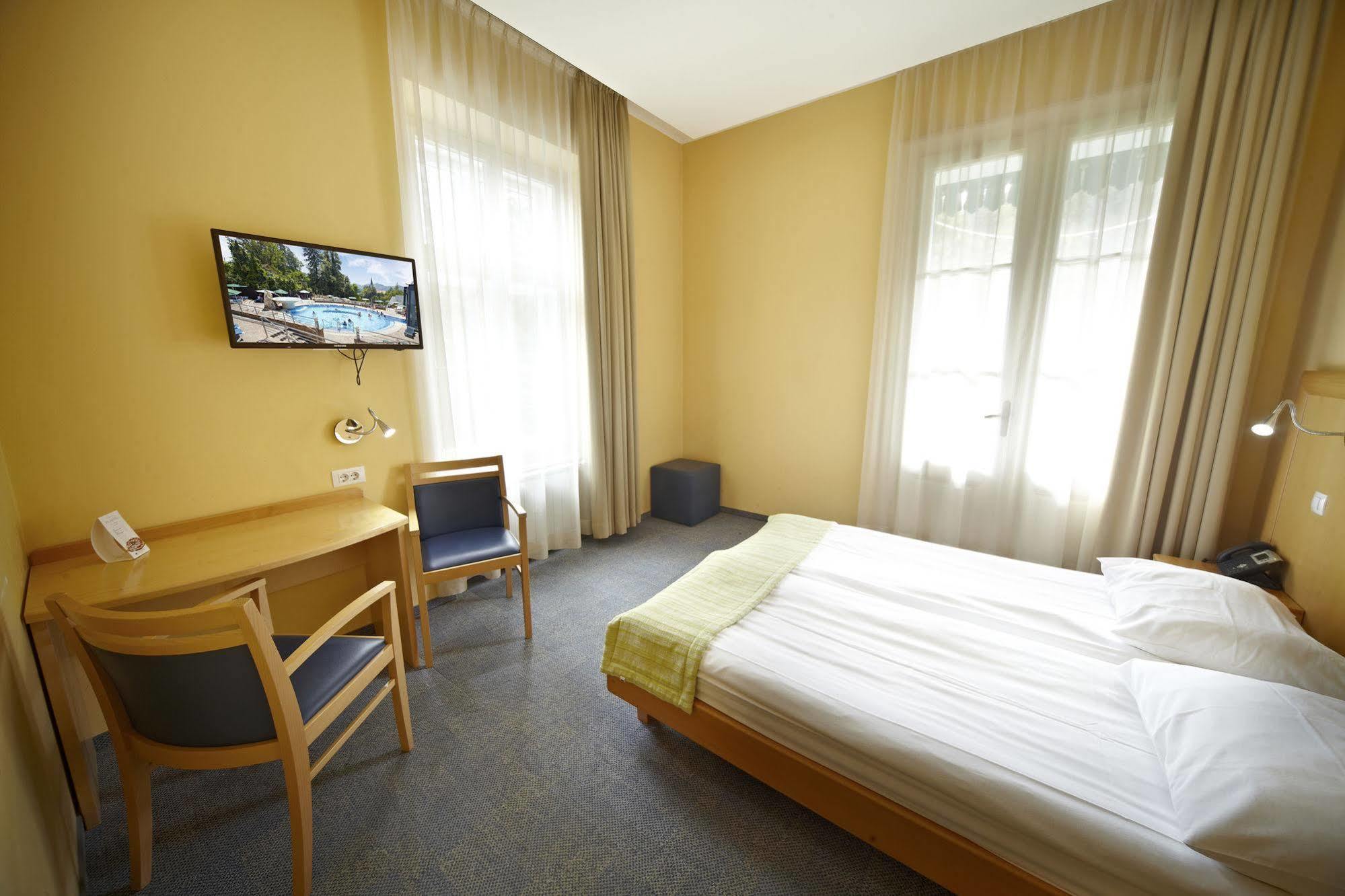 Depadansa Hotel Park - Terme 多布尔纳 外观 照片